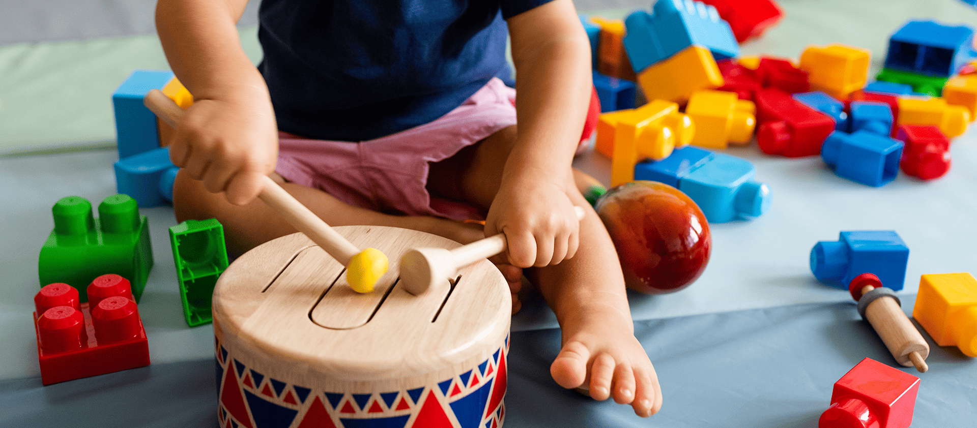 Criança em aula de musicalização infantil