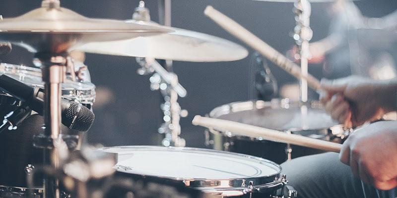 Pessoa tocando bateria